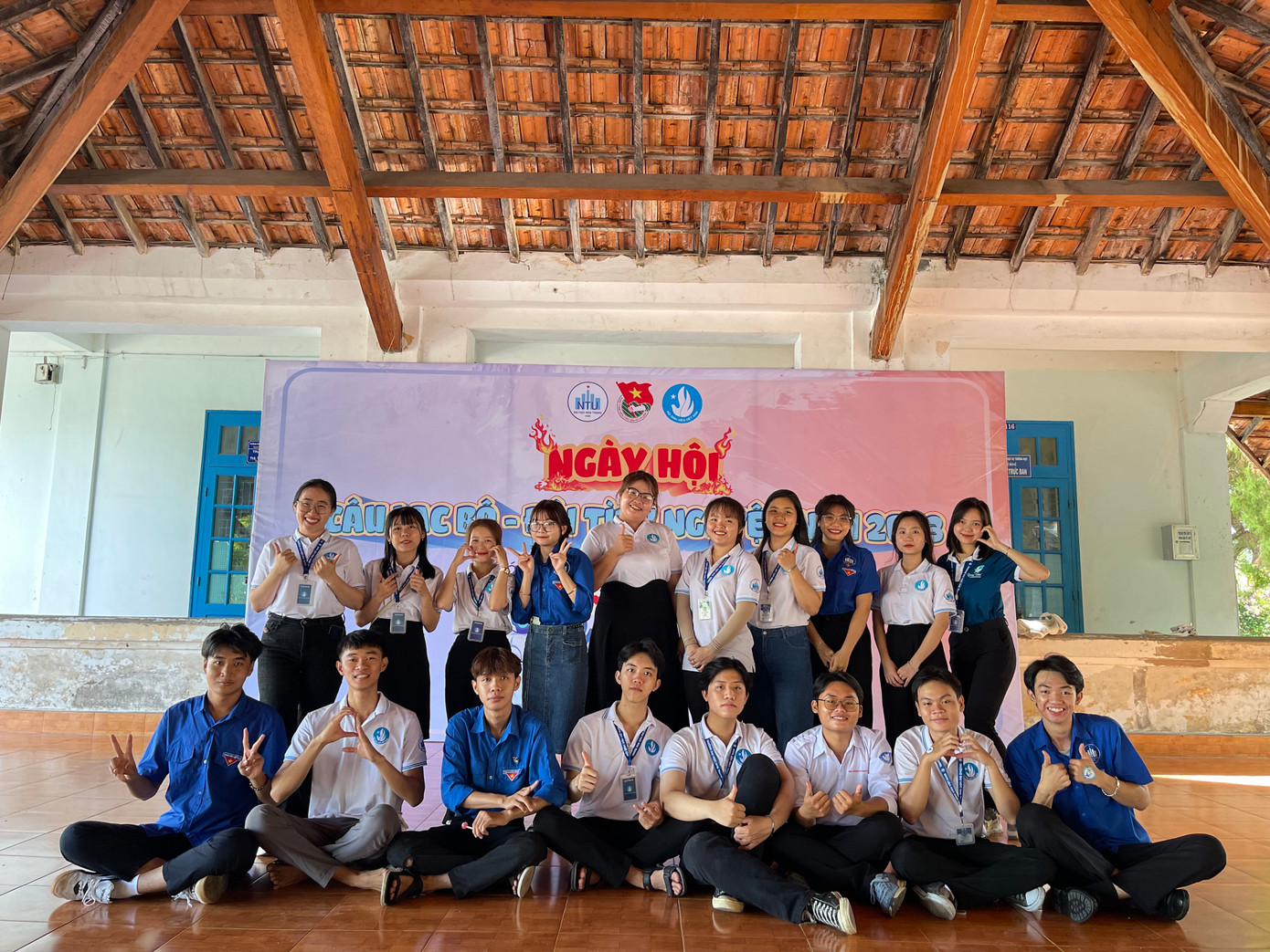 Bích Phượng cùng với Ban Chấp hành Hội Sinh viên Trường tại ngày hội CLB Đoàn Thanh niên tại Trường Đại học Nha Trang. Bích Phượng cùng với Ban Chấp hành Hội Sinh viên Trường tại ngày hội CLB Đoàn Thanh niên tại Trường Đại học Nha Trang.