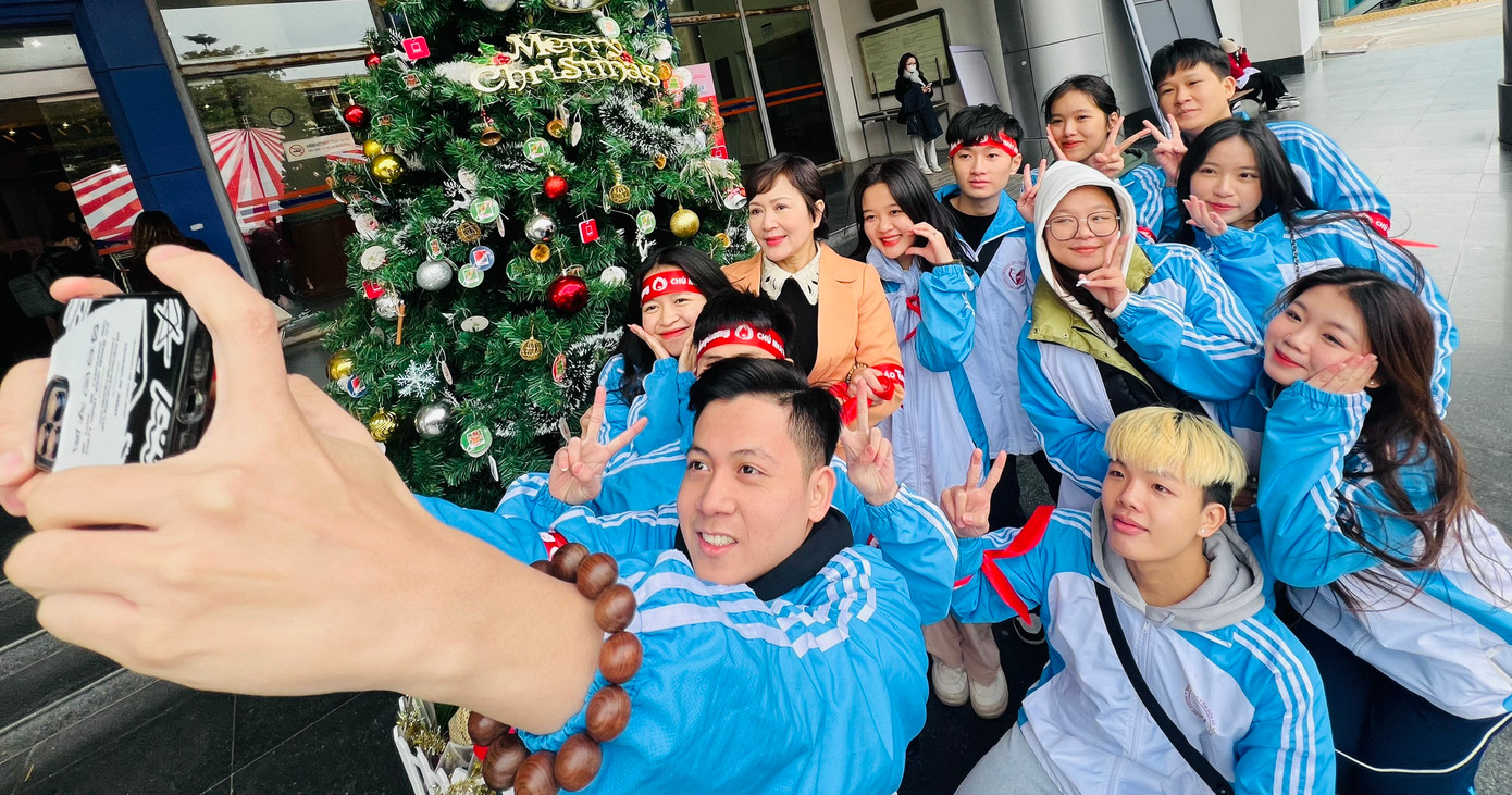 NSND Minh Hòa chụp ảnh cùng các bạn sinh viên tham gia sự kiện. NSND Minh Hoà là Đại sứ nhiều chương trình cộng đồng do báo Sinh Viên Việt Nam tổ chức, được sinh viên đặc biệt yêu thích. NSND Minh Hòa chụp ảnh cùng các bạn sinh viên tham gia sự kiện. NSND Minh Hoà là Đại sứ nhiều chương trình cộng đồng do báo Sinh Viên Việt Nam tổ chức, được sinh viên đặc biệt yêu thích.