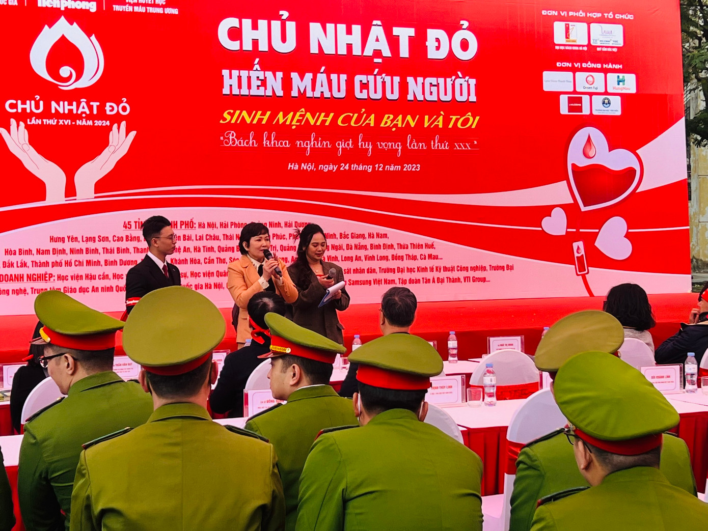 NSND Minh Hòa được mời lên sân khấu giao lưu với khán giả. NSND Minh Hòa được mời lên sân khấu giao lưu với khán giả.