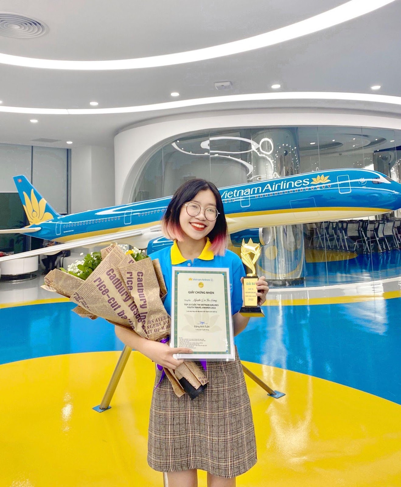 Thu Hương cùng đồng đội xuất sắc giành giải Quý quân cuộc thi Vietnam Airlines Youth Travel Awards. Thu Hương cùng đồng đội xuất sắc giành giải Quý quân cuộc thi Vietnam Airlines Youth Travel Awards.