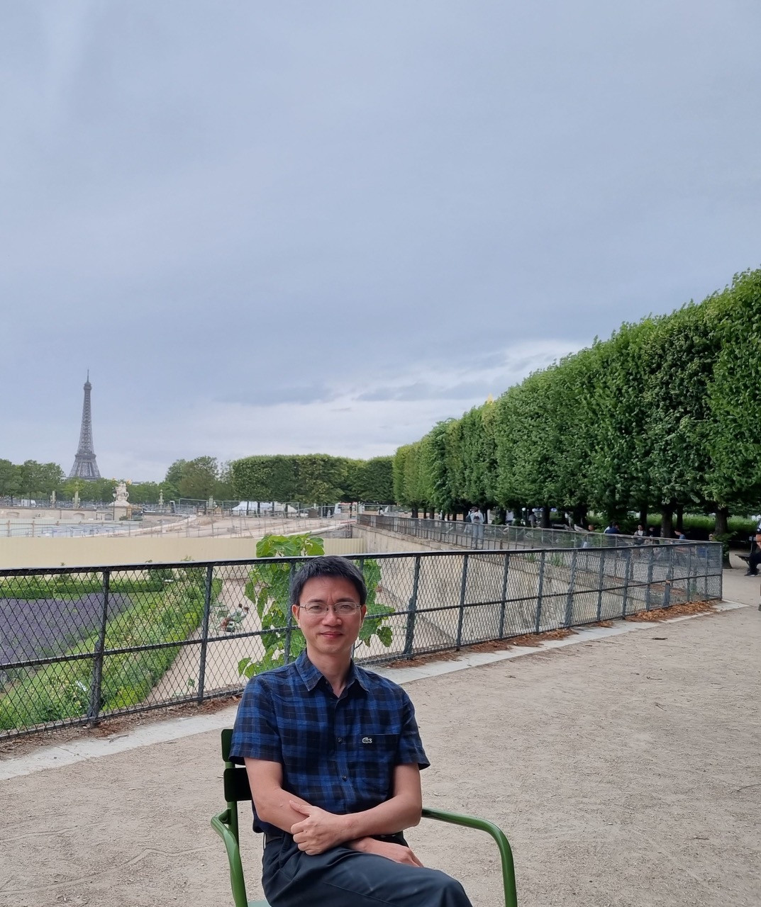 Tác giả, nhà báo Nguyễn Tuấn Anh tại Vườn Tuileries, Paris, Pháp. (Ảnh: Trần Anh).