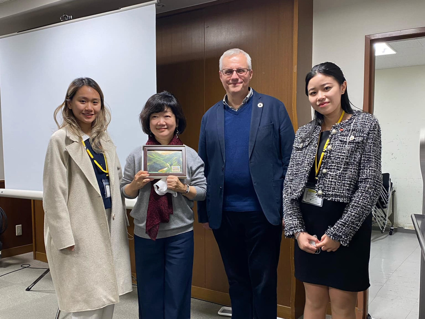 Trà My (ngoài cùng bên phải) cùng các giảng viên sau khi tham dự bài giảng của Chương trình Định cư con người Liên Hợp Quốc (UN-Habitat).