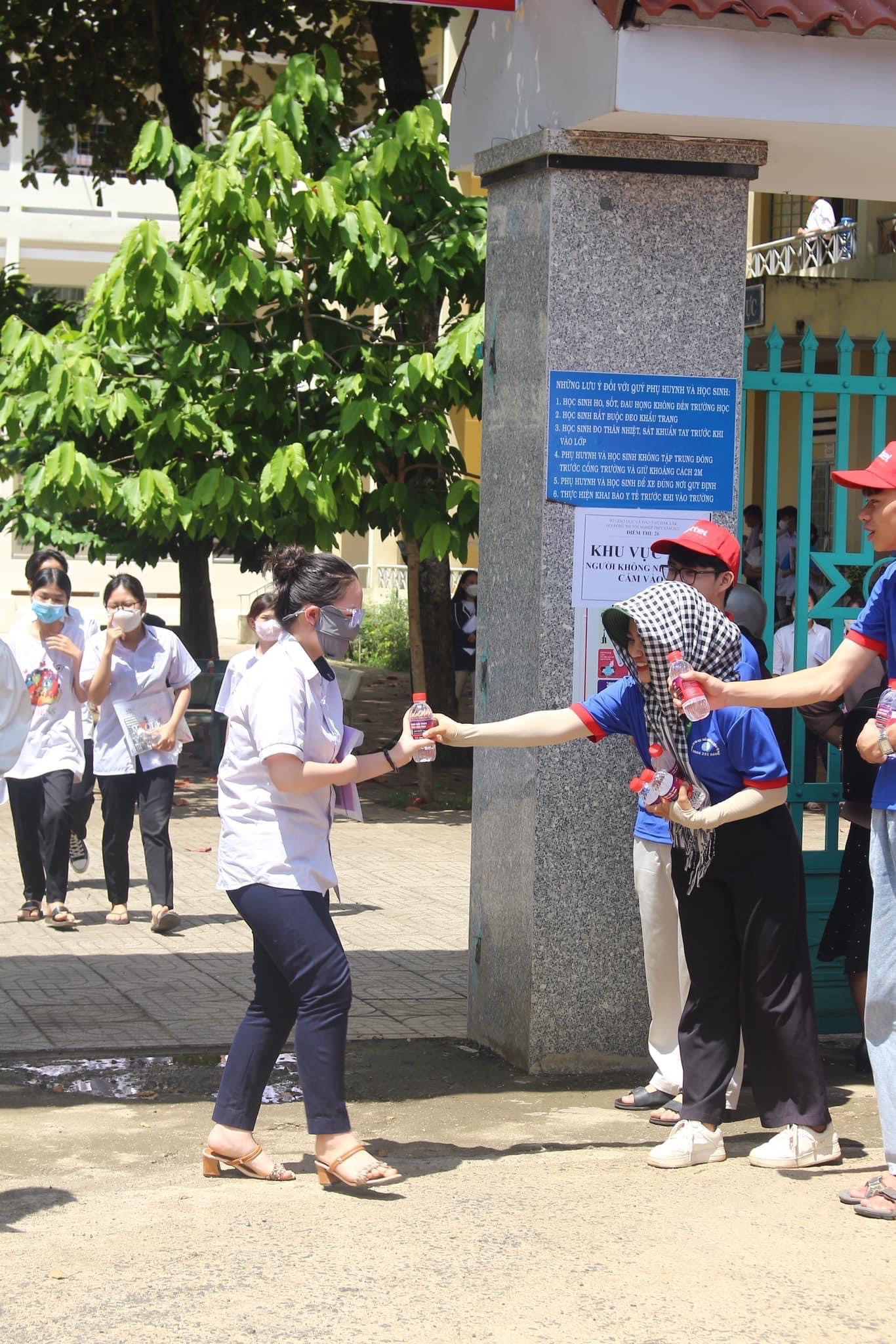 Diễm cùng các bạn sinh viên tích cực tham gia hoạt động tình nguyện, hỗ trợ các kỳ thi. Diễm cùng các bạn sinh viên tích cực tham gia hoạt động tình nguyện, hỗ trợ các kỳ thi.