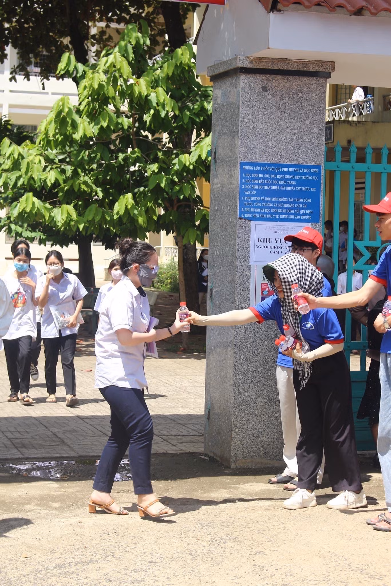 Diễm cùng các bạn sinh viên tích cực tham gia hoạt động tình nguyện, hỗ trợ các kỳ thi. Diễm cùng các bạn sinh viên tích cực tham gia hoạt động tình nguyện, hỗ trợ các kỳ thi.