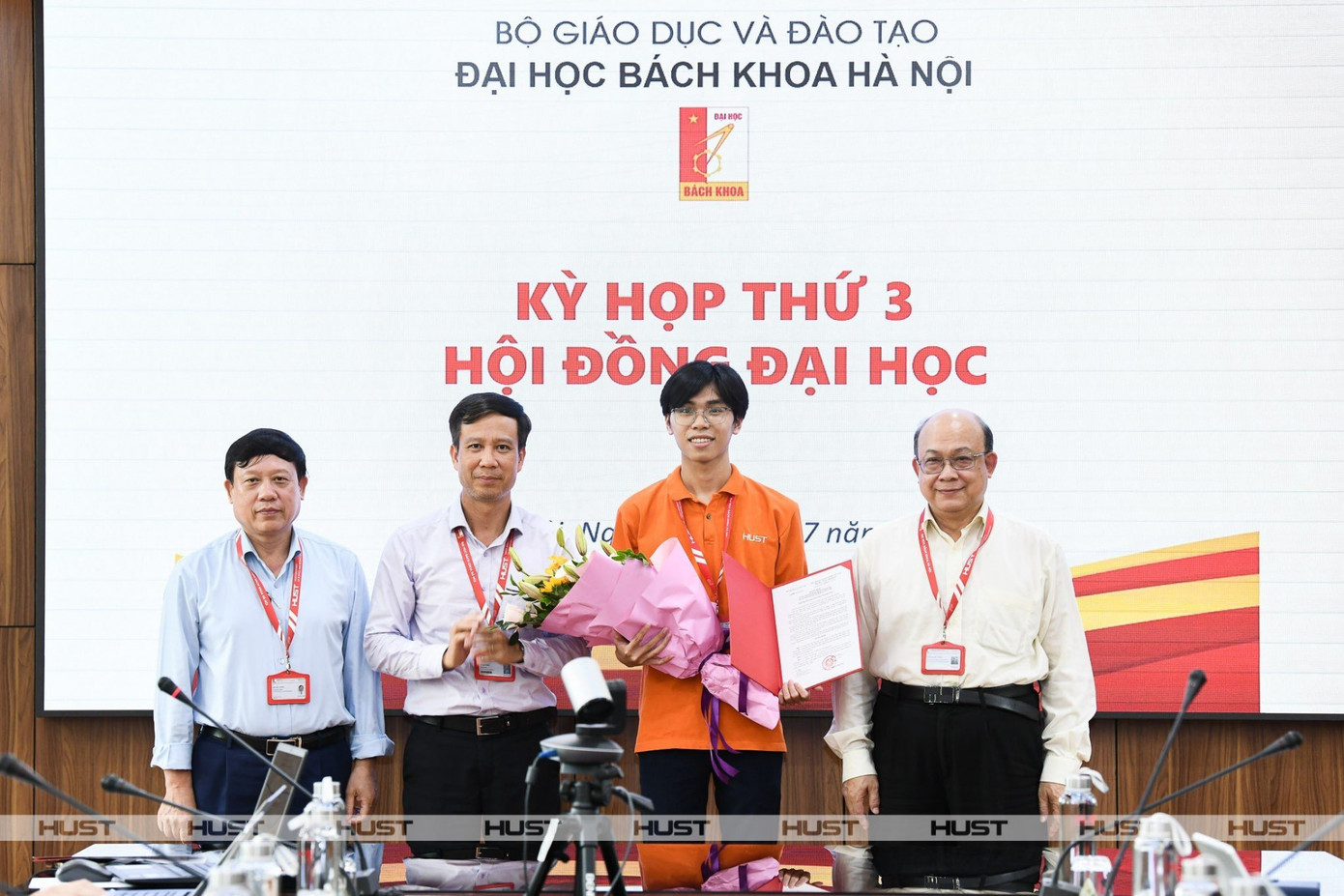 Hùng nhận Quyết định của Bộ trưởng Bộ Giáo dục và Đào tạo công nhận thành viên Hội đồng Đại học Bách khoa Hà Nội. Hùng nhận Quyết định của Bộ trưởng Bộ Giáo dục và Đào tạo công nhận thành viên Hội đồng Đại học Bách khoa Hà Nội.