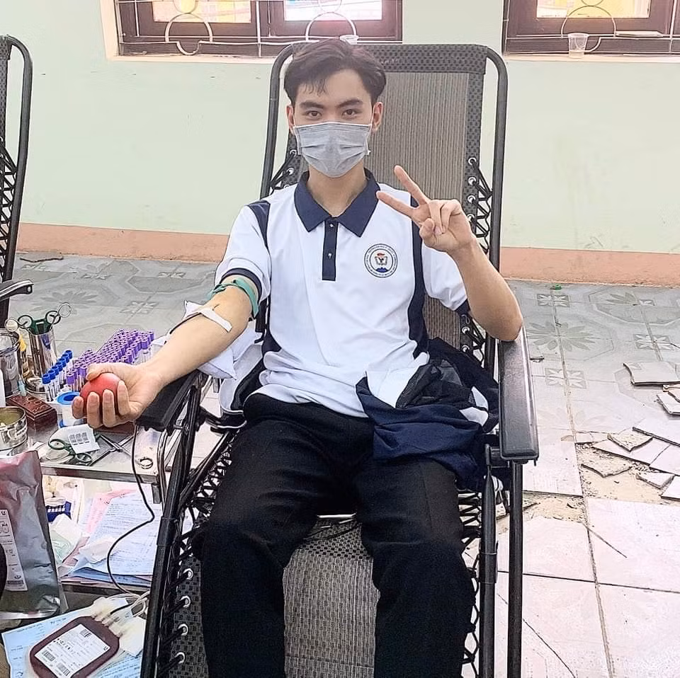 Tuấn Anh tham gia hiến máu tình nguyện.