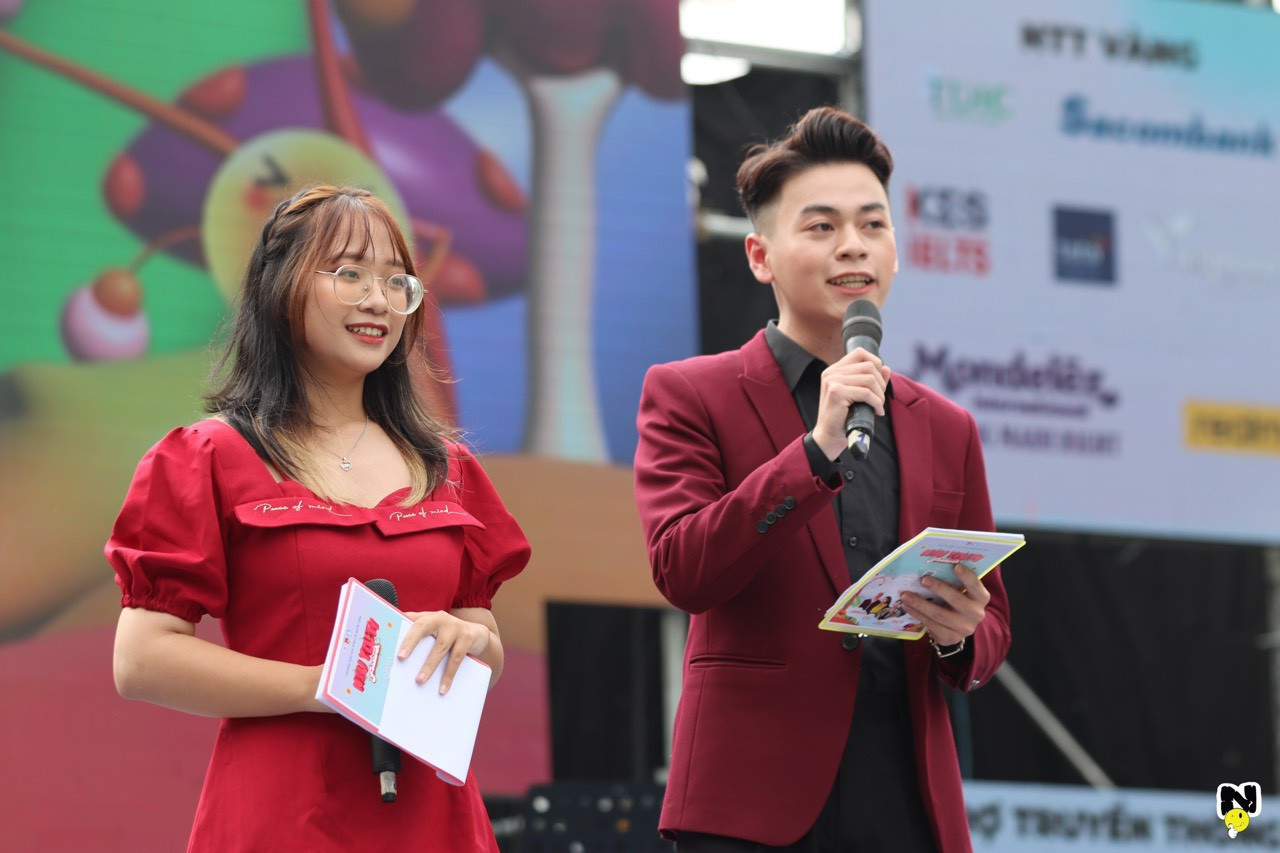 Hồng Anh tham gia dẫn chương trình tại NEU Youth Festival 2022.