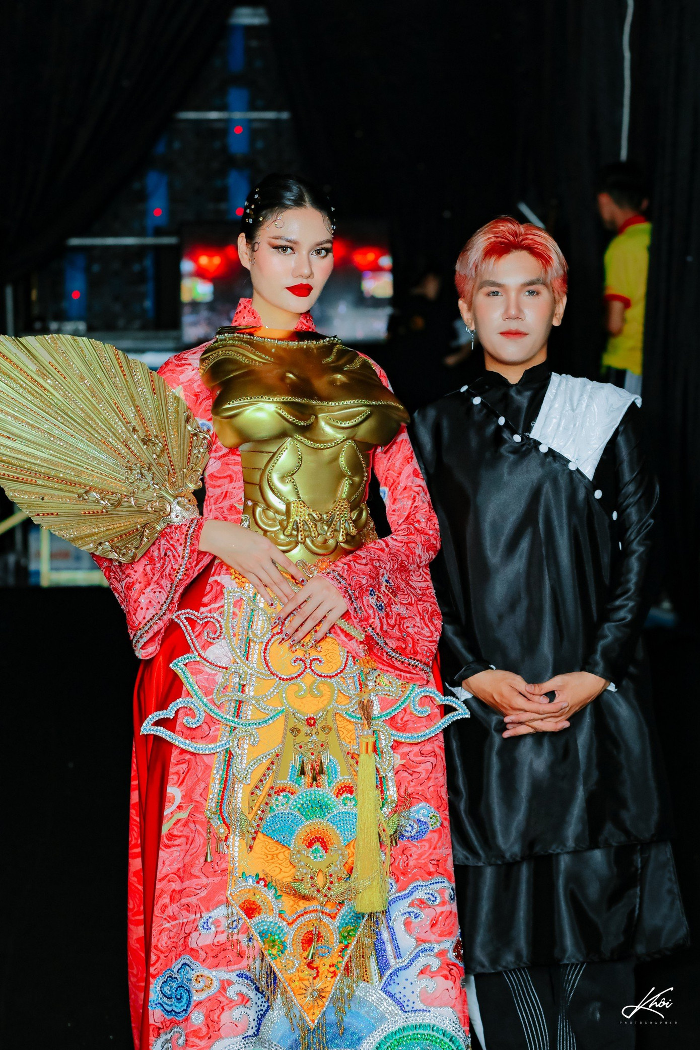 Đức Lương cùng bộ trang phục dân tộc do cậu thiết kế.