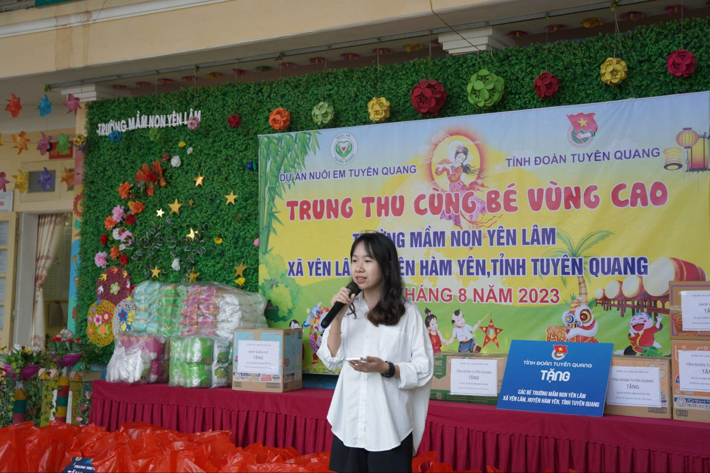 Nguyễn Hoàng Bảo Ngọc phụ trách dự án Nuôi Em Tuyên Quang (NETQ).