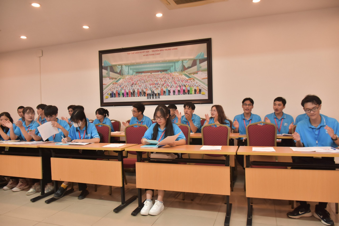 Trà My cùng các bạn sinh viên tại Lễ bảo vệ đề án tốt nghiệp lớp Cán bộ tăng cường 30.