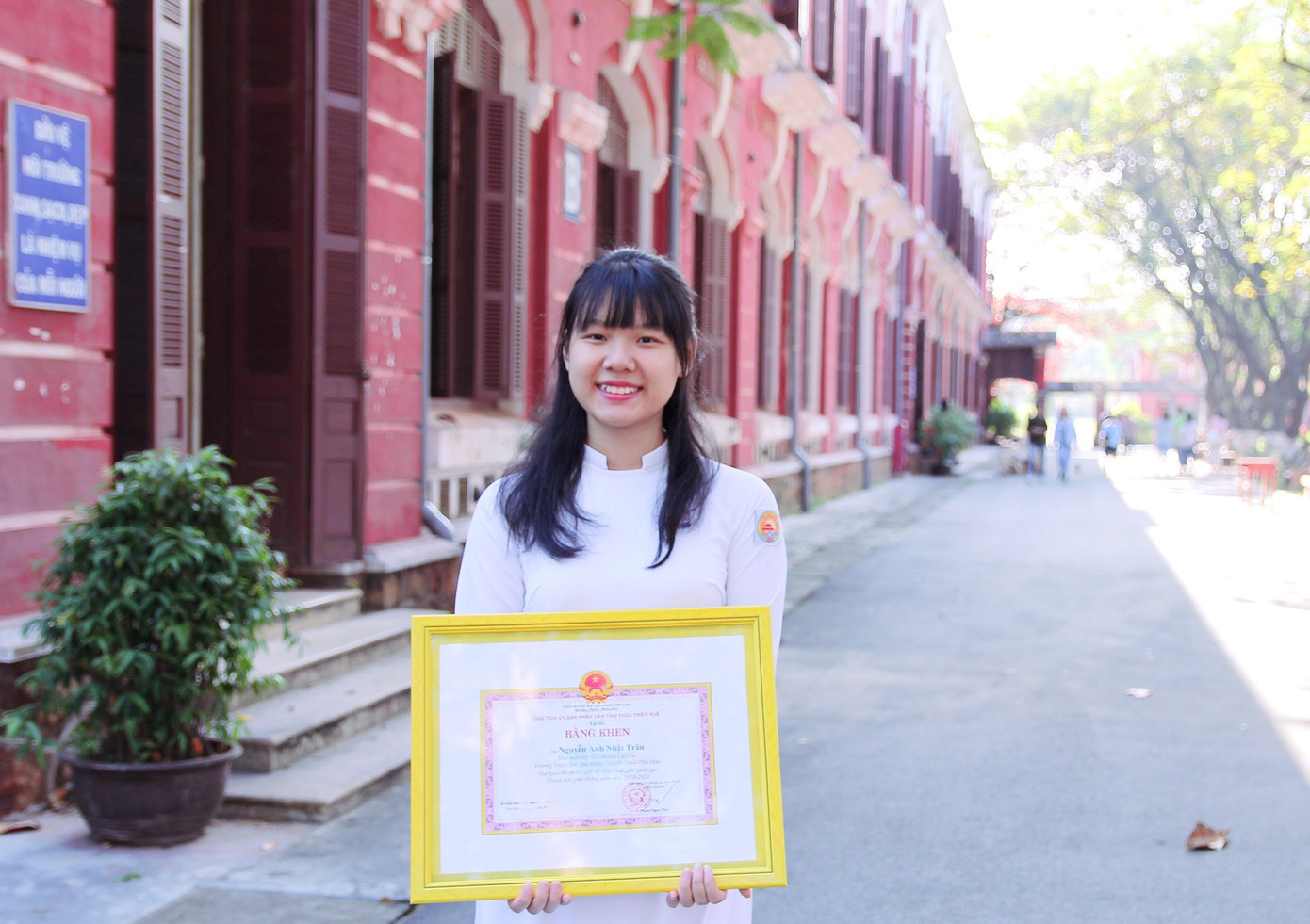 Nhật Trân khi là cô nữ sinh trường Chuyên Quốc học Huế. Nhật Trân khi là cô nữ sinh trường Chuyên Quốc học Huế.