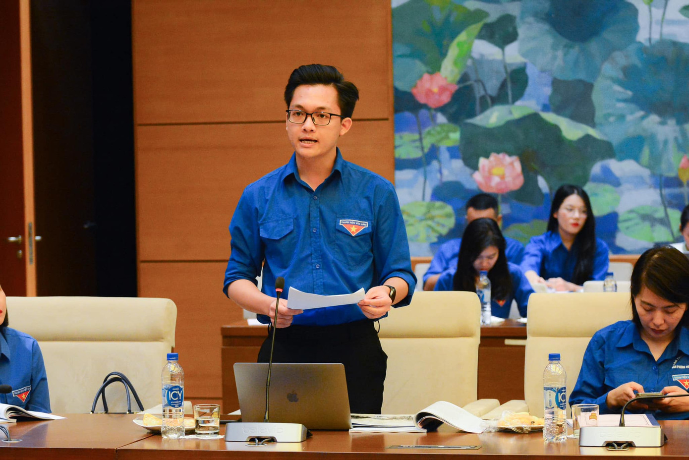 Cán bộ trẻ Kim Tùng tham luận góp ý dự án Luật tại Văn phòng Quốc hội.