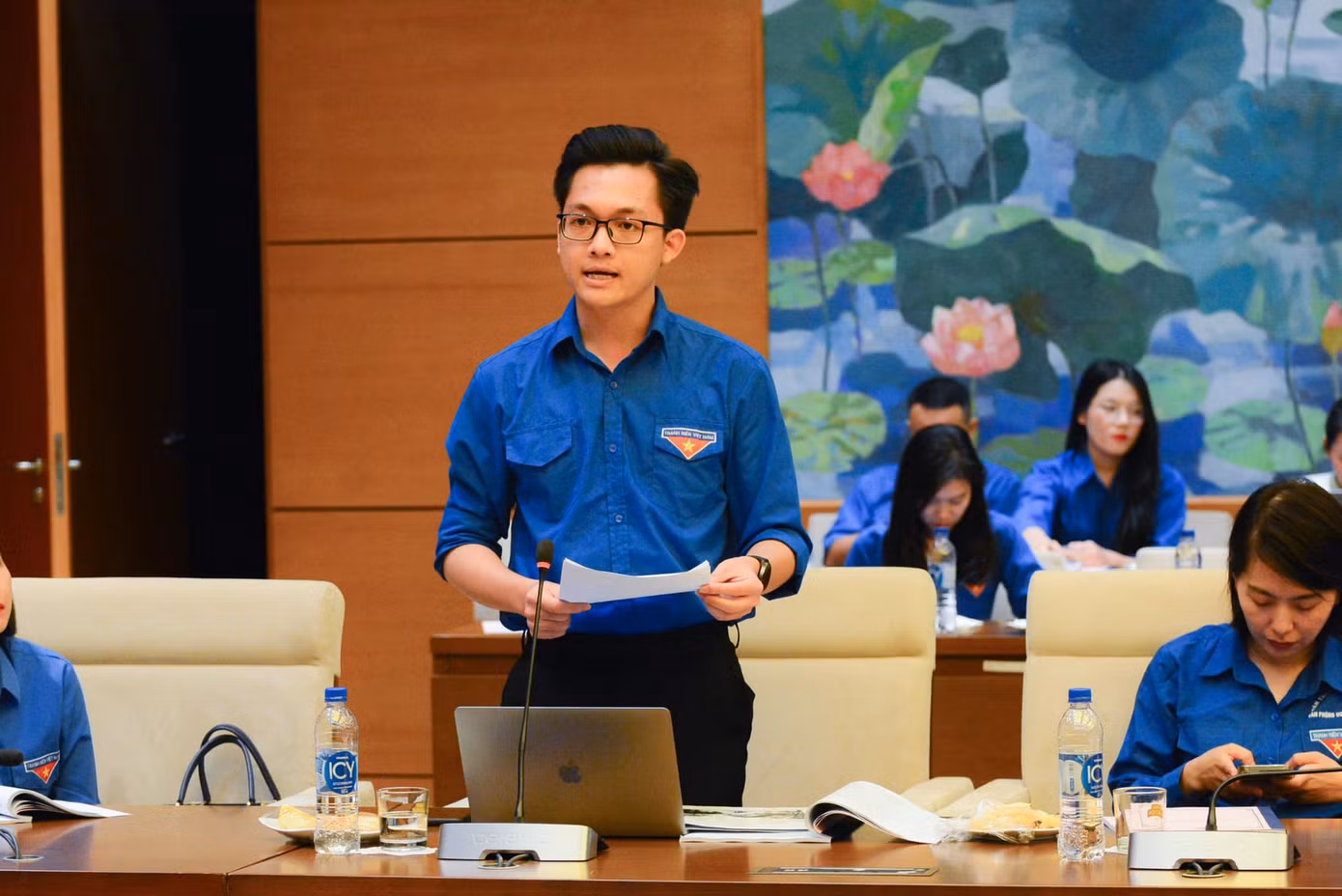 Cán bộ trẻ Kim Tùng tham luận góp ý dự án Luật tại Văn phòng Quốc hội. Cán bộ trẻ Kim Tùng tham luận góp ý dự án Luật tại Văn phòng Quốc hội.