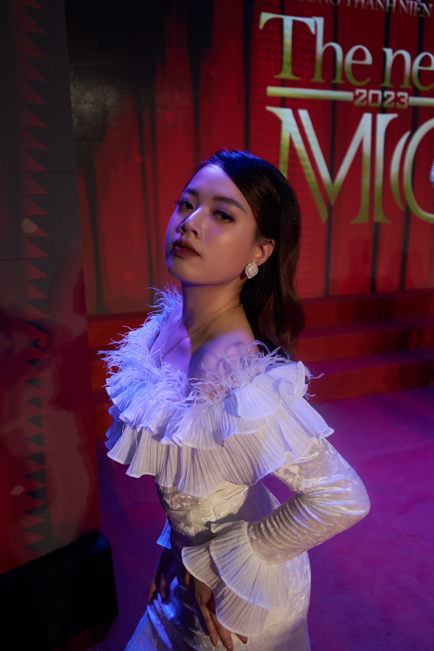 Ngoài việc là một người giáo viên, cô còn là một MC tài năng.