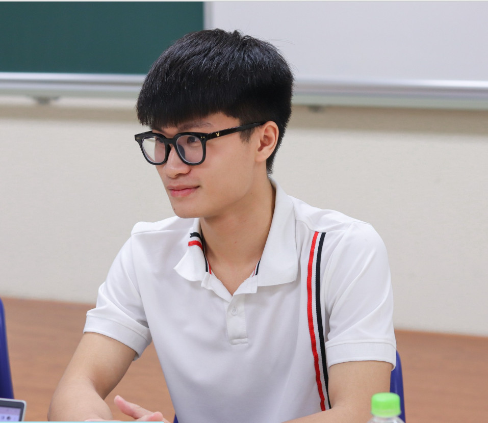 Nguyễn Thanh Tùng (19 tuổi) từng là Thủ khoa đầu vào khối A1 với 28.85 điểm.