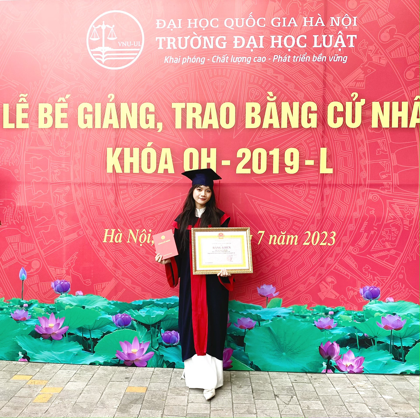 Tống Thị Phương tại lễ tốt nghiệp.