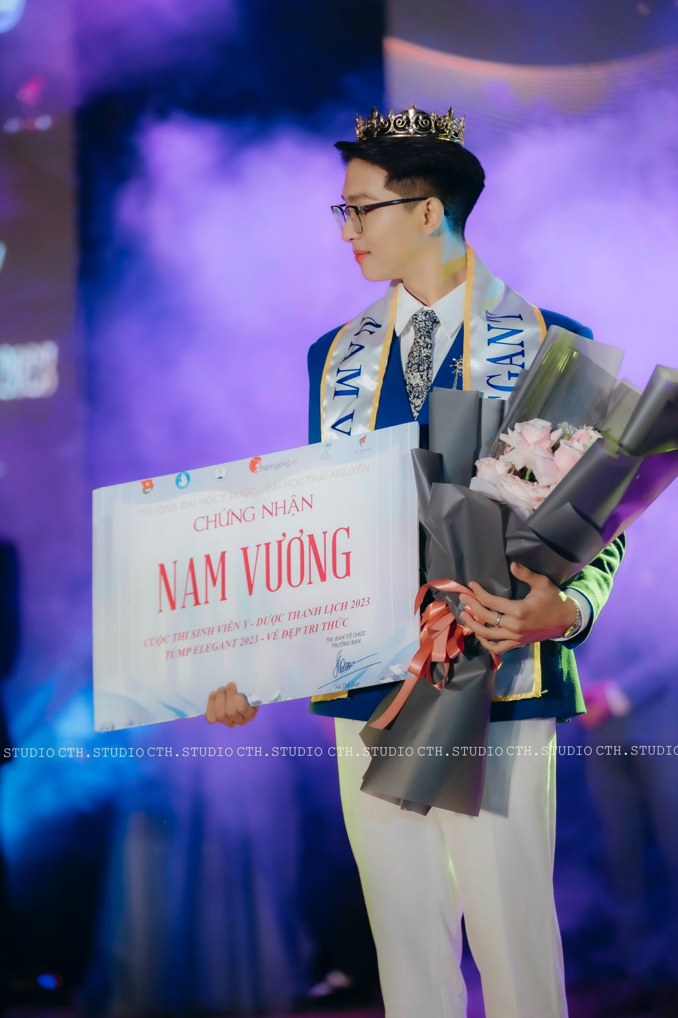 Bùi Thành Vinh đạt danh hiệu Nam Vương cuộc thi Sinh viên Y – Dược thanh lịch 2023 - Vẻ đẹp tri thức.