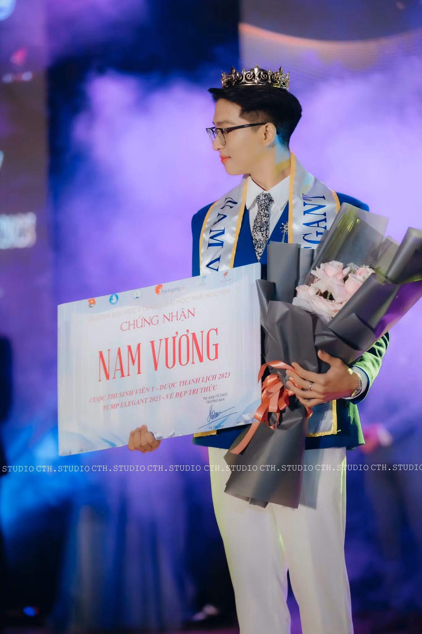Bùi Thành Vinh đạt danh hiệu Nam Vương cuộc thi Sinh viên Y – Dược thanh lịch 2023 - Vẻ đẹp tri thức.