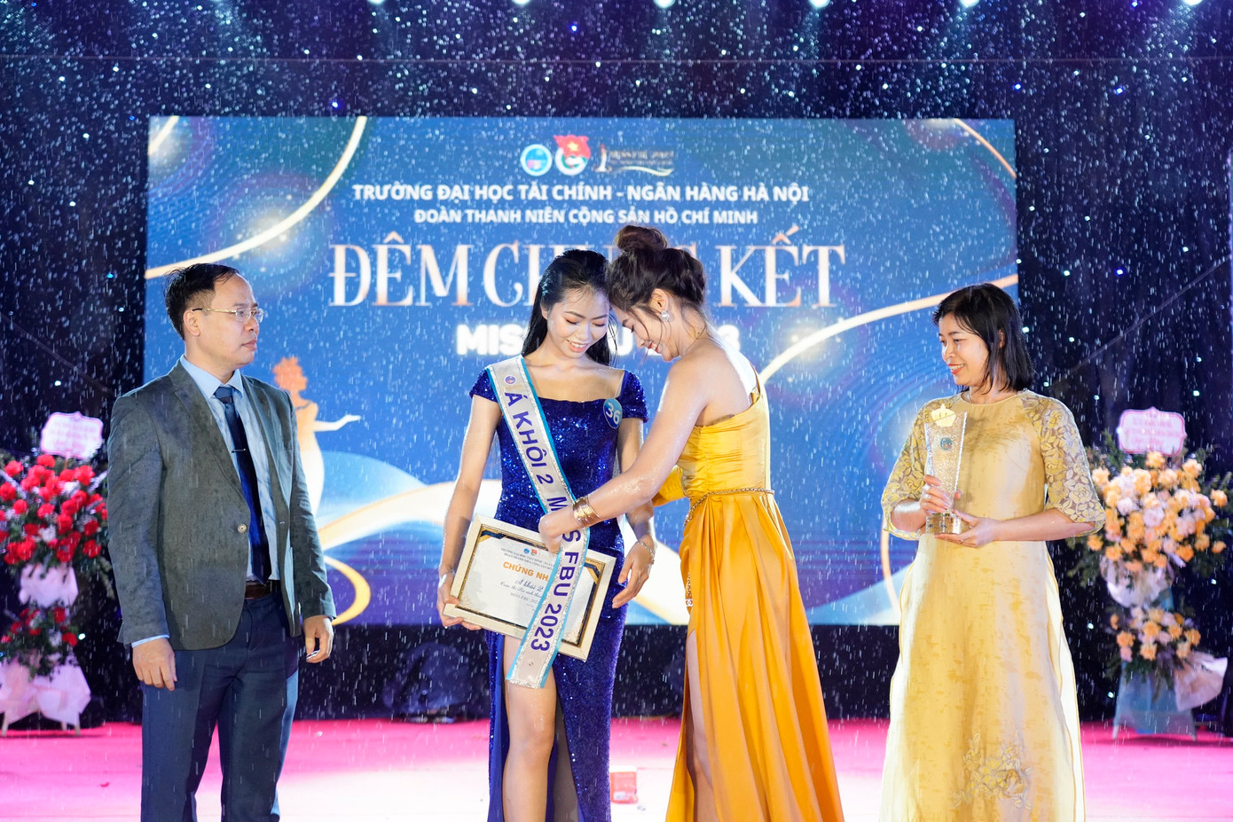 Danh hiệu Á khôi 2 gọi tên nữ sinh Nguyễn Thị Mỹ Linh - viện Kế toán kiểm toán. Danh hiệu Á khôi 2 gọi tên nữ sinh Nguyễn Thị Mỹ Linh - viện Kế toán kiểm toán.