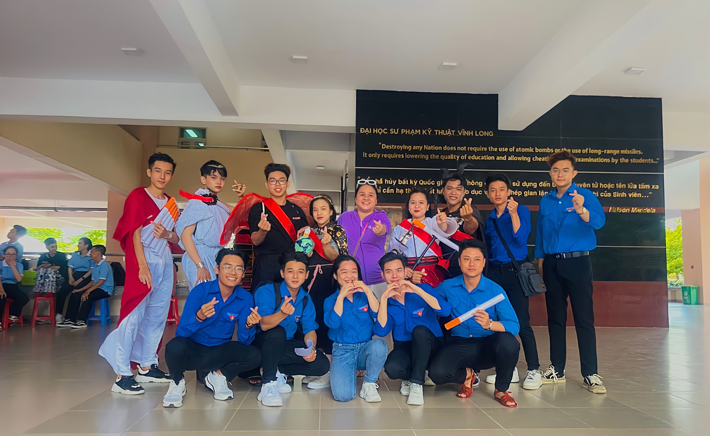 Phước Trung cùng nhóm sinh viên Thi tìm hiểu tác hại của Thuốc lá. Phước Trung cùng nhóm sinh viên Thi tìm hiểu tác hại của Thuốc lá.