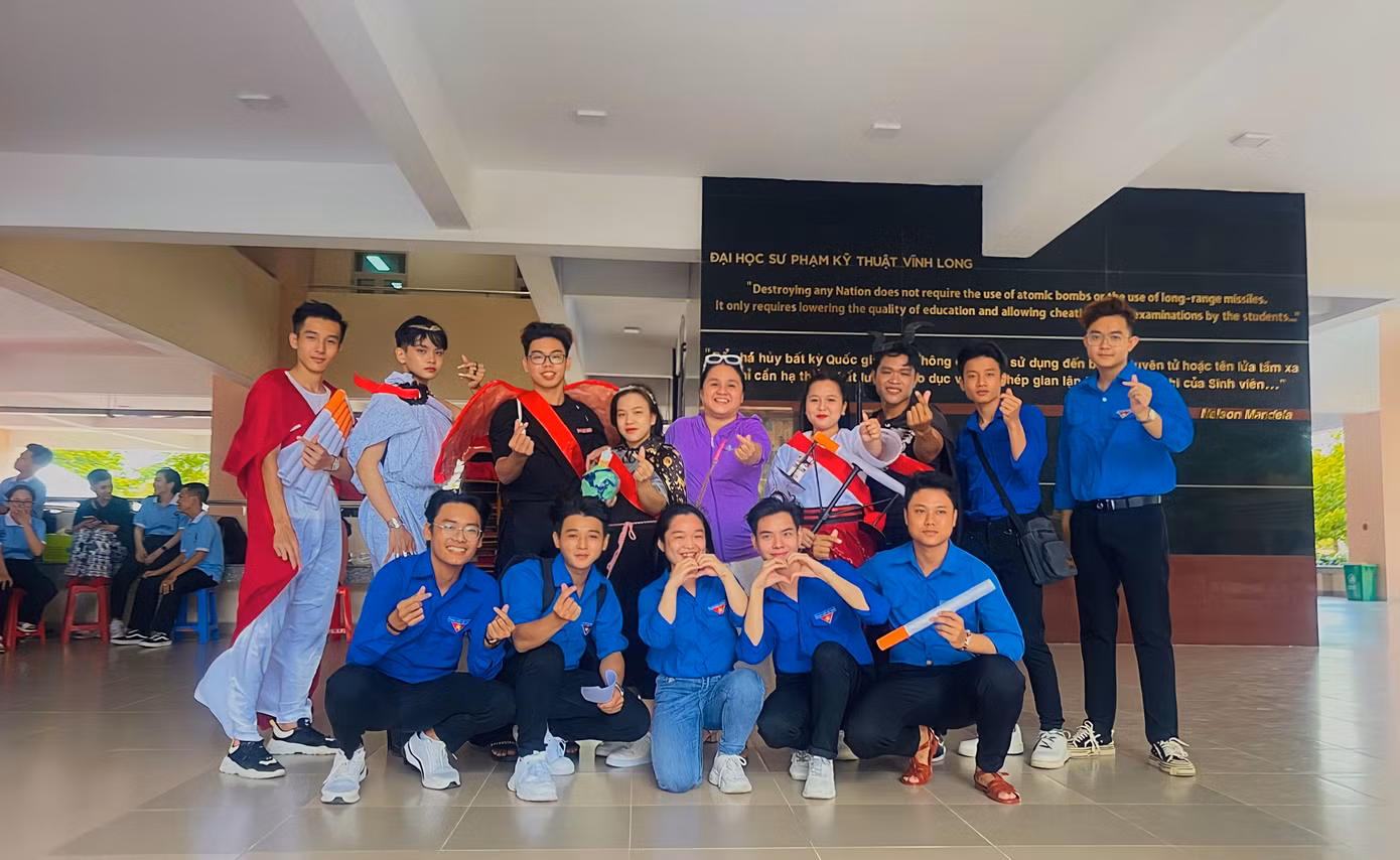 Phước Trung cùng nhóm sinh viên Thi tìm hiểu tác hại của Thuốc lá.