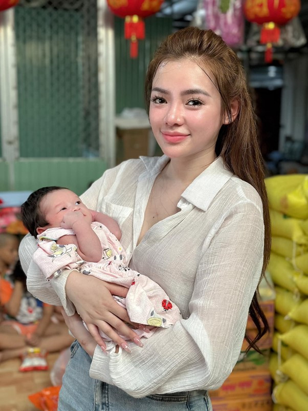 Ngọc Quỳnh đi thiện nguyện. Ngọc Quỳnh đi thiện nguyện.