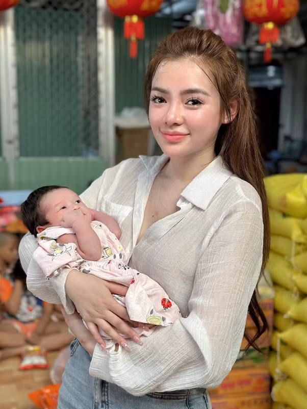Ngọc Quỳnh đi thiện nguyện. Ngọc Quỳnh đi thiện nguyện.