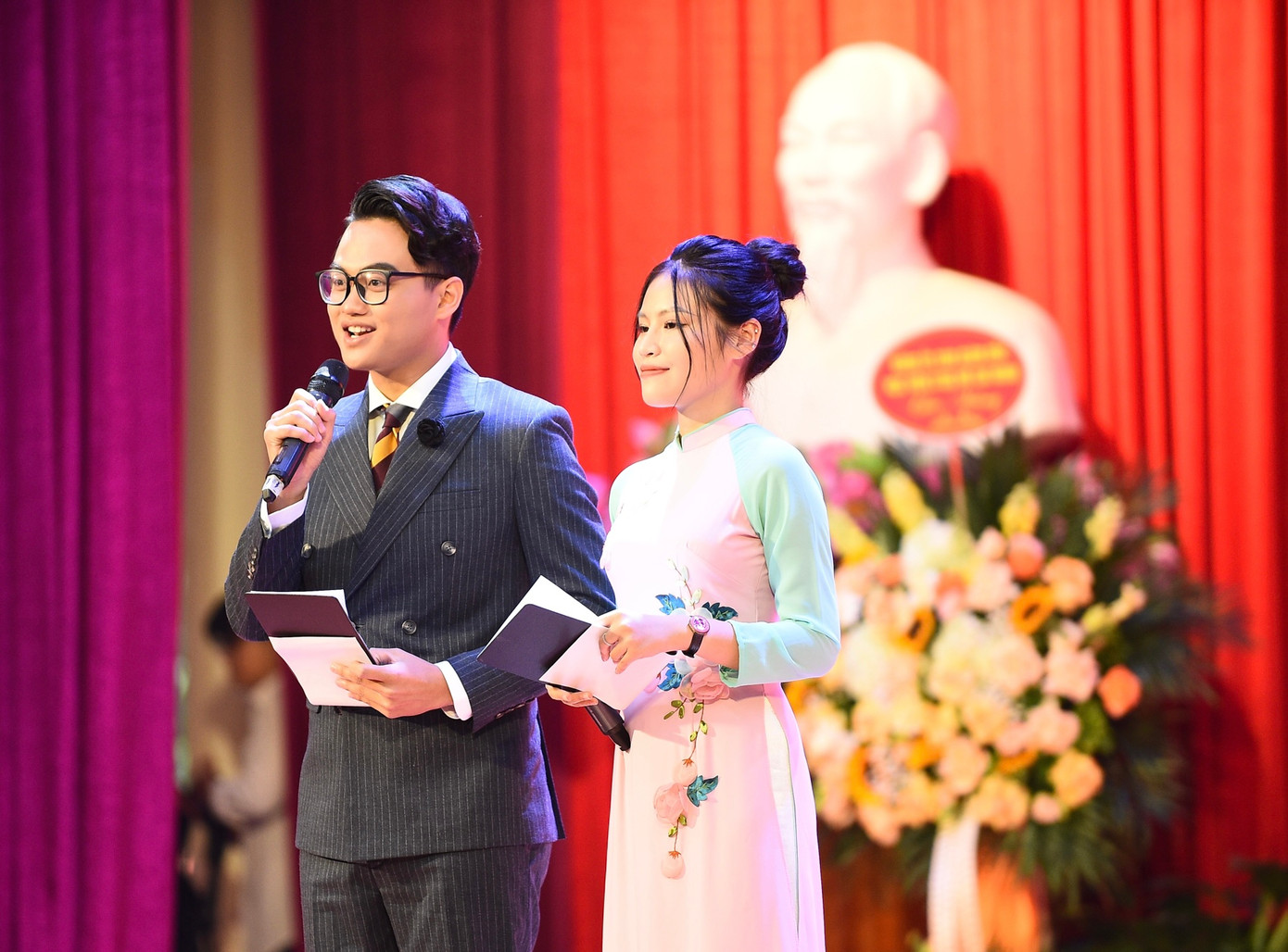 Xuân Mai ngày càng yêu thích công việc này hơn, cô nàng dần trở nên quen thuộc trong các chương trình của trường, Đoàn thanh niên… Xuân Mai ngày càng yêu thích công việc này hơn, cô nàng dần trở nên quen thuộc trong các chương trình của trường, Đoàn thanh niên…