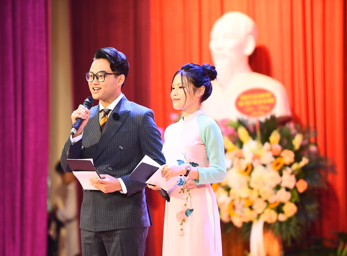 Xuân Mai ngày càng yêu thích công việc này hơn, cô nàng dần trở nên quen thuộc trong các chương trình của trường, Đoàn thanh niên… Xuân Mai ngày càng yêu thích công việc này hơn, cô nàng dần trở nên quen thuộc trong các chương trình của trường, Đoàn thanh niên…