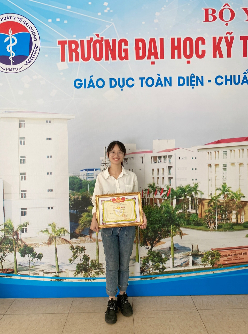 Huyền Trang đạt danh hiệu sinh viên giỏi năm học 2022-2023.