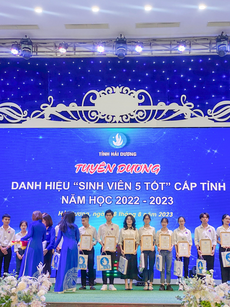 Huyền Trang cùng các bạn sinh viên nhận đạt danh hiệu Sinh viên 5 tốt cấp tỉnh.