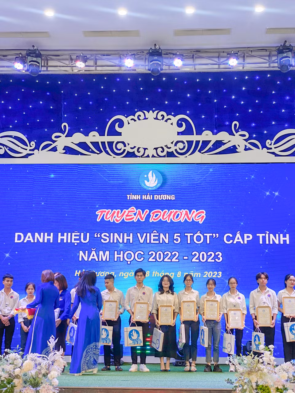 Huyền Trang cùng các bạn sinh viên nhận đạt danh hiệu Sinh viên 5 tốt cấp tỉnh.
