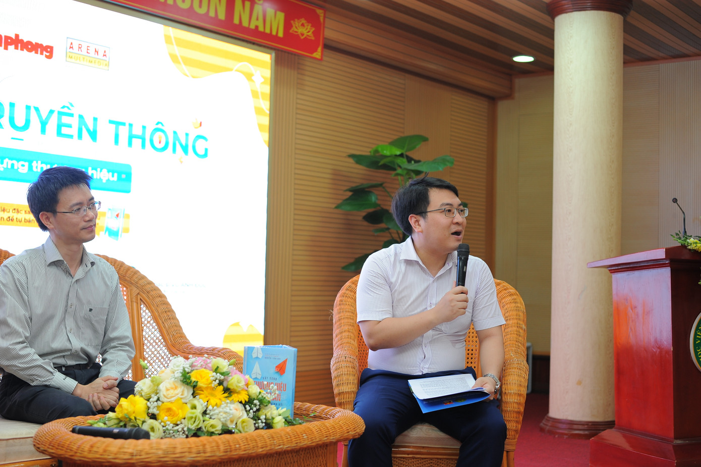 Thạc sĩ Nguyễn Trọng Tuynh - Bí thư Đoàn Thanh niên Học viện nhắn nhủ nhiều điều đến các bạn sinh viên của mình trong khuôn khổ buổi tọa đàm. Thạc sĩ Nguyễn Trọng Tuynh - Bí thư Đoàn Thanh niên Học viện nhắn nhủ nhiều điều đến các bạn sinh viên của mình trong khuôn khổ buổi tọa đàm.