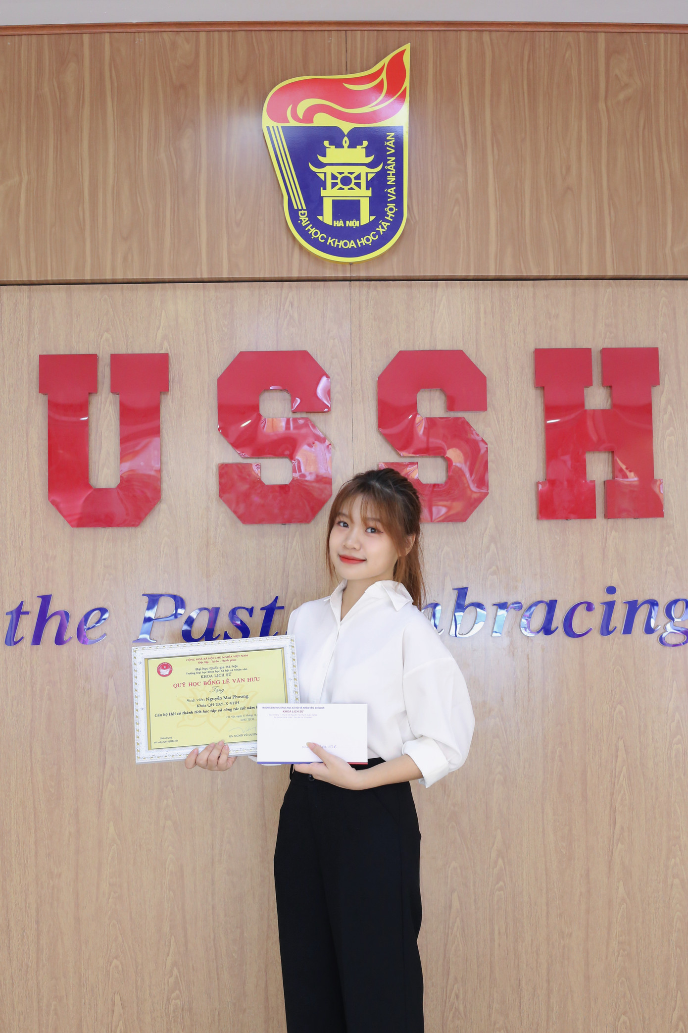 Mai Phương nhận Khen thưởng và Học bổng cho “Cán bộ Hội có thành tích học tập và công tác tốt năm học 2021 - 2022”. Mai Phương nhận Khen thưởng và Học bổng cho “Cán bộ Hội có thành tích học tập và công tác tốt năm học 2021 - 2022”.