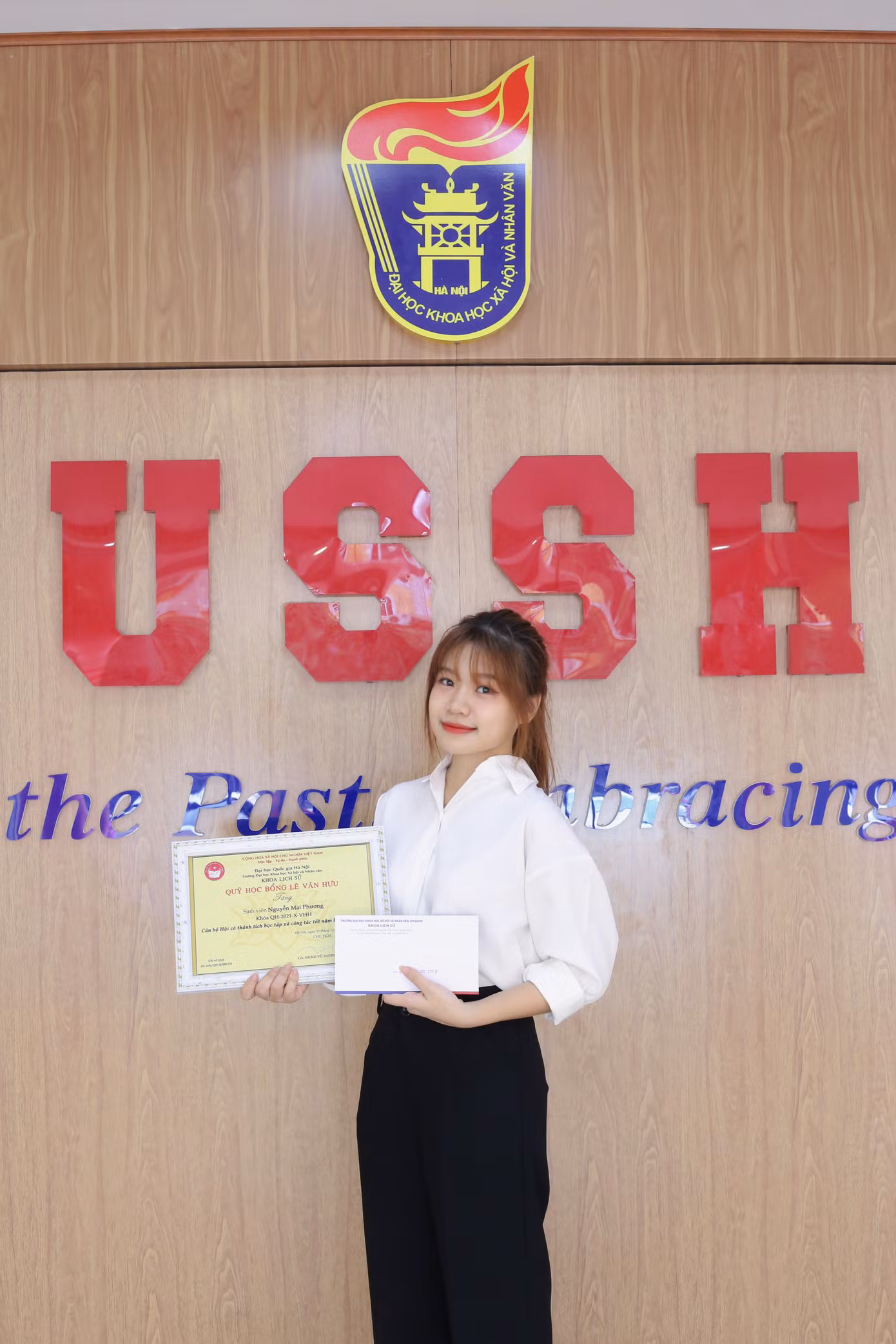 Mai Phương nhận Khen thưởng và Học bổng cho “Cán bộ Hội có thành tích học tập và công tác tốt năm học 2021 - 2022”.