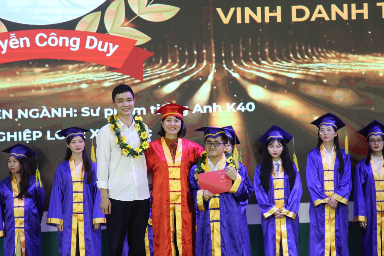 Nguyễn Công Duy (bên phải) và Bùi Đắc Trung (bên trái) trong buổi lễ tốt nghiệp.