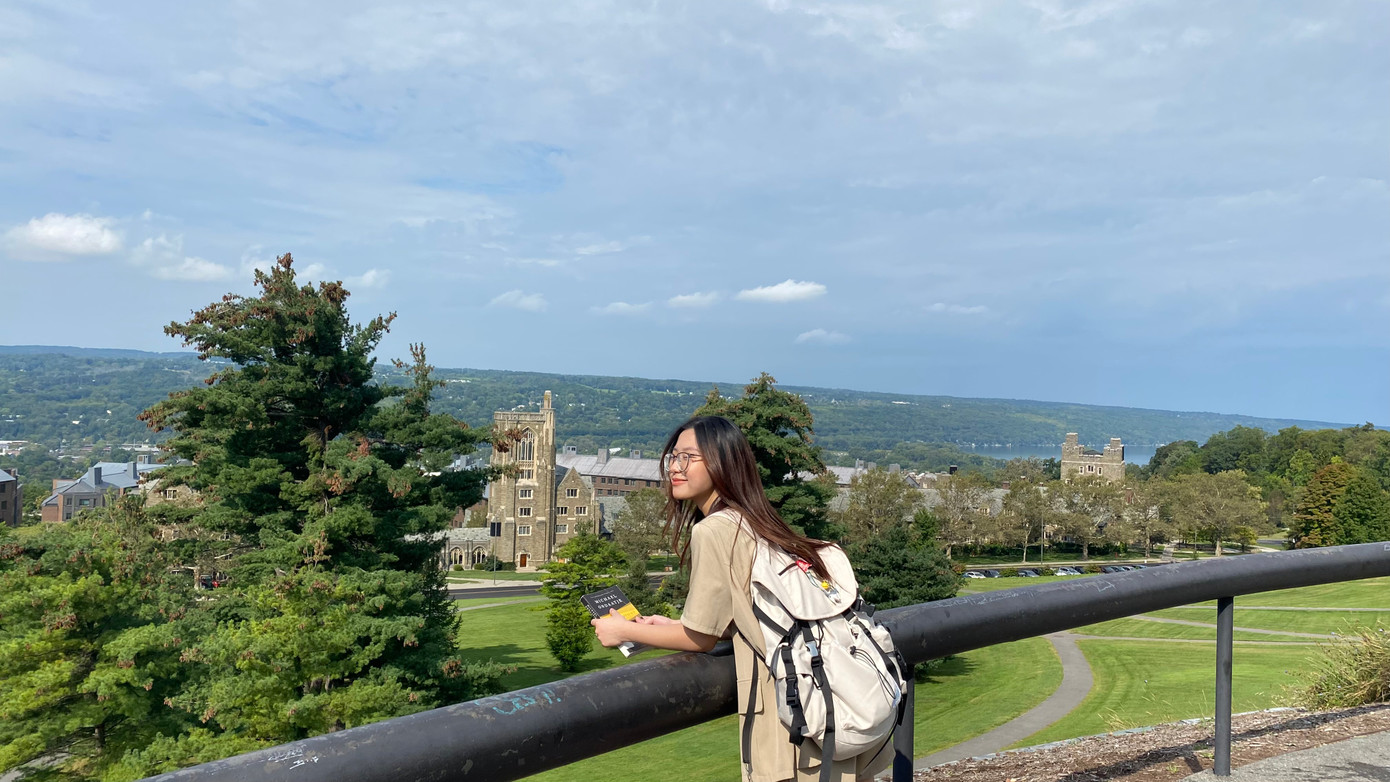 Thu Hà chụp ảnh tại Cornell.
