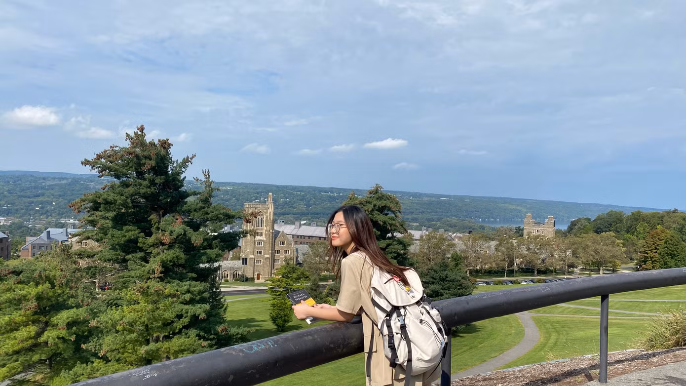 Thu Hà chụp ảnh tại Cornell. Thu Hà chụp ảnh tại Cornell.