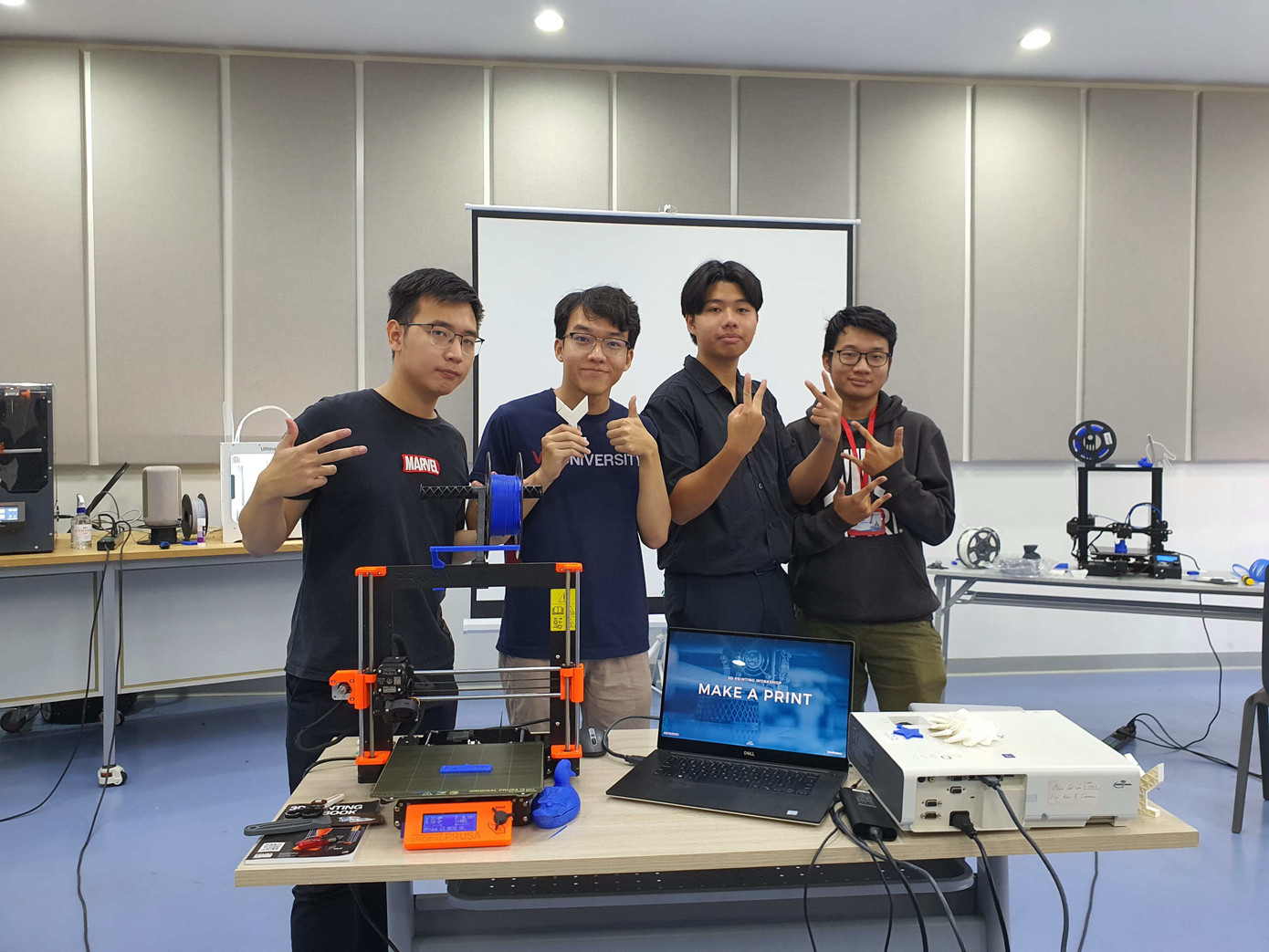 Minh Quân cũng là thành viên của CLB Kỹ thuật của trường ĐH VinUni và luôn năng nổ tham gia các hoạt động. Minh Quân cũng là thành viên của CLB Kỹ thuật của trường ĐH VinUni và luôn năng nổ tham gia các hoạt động.