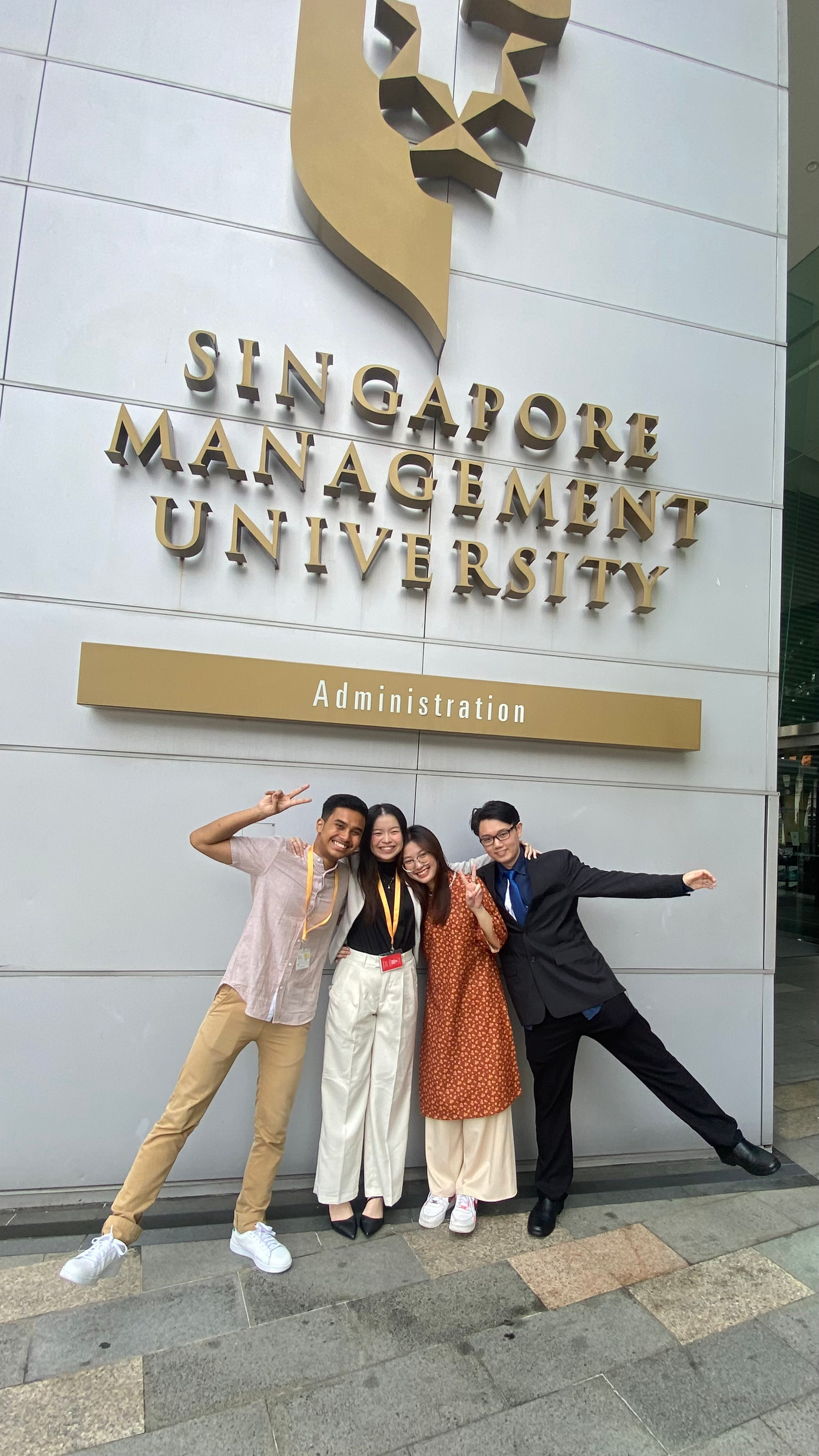 Thu Hà cùng các bạn tham gia chương trình Youth Ecosperity Dialogue tổ chức tại Singapore.