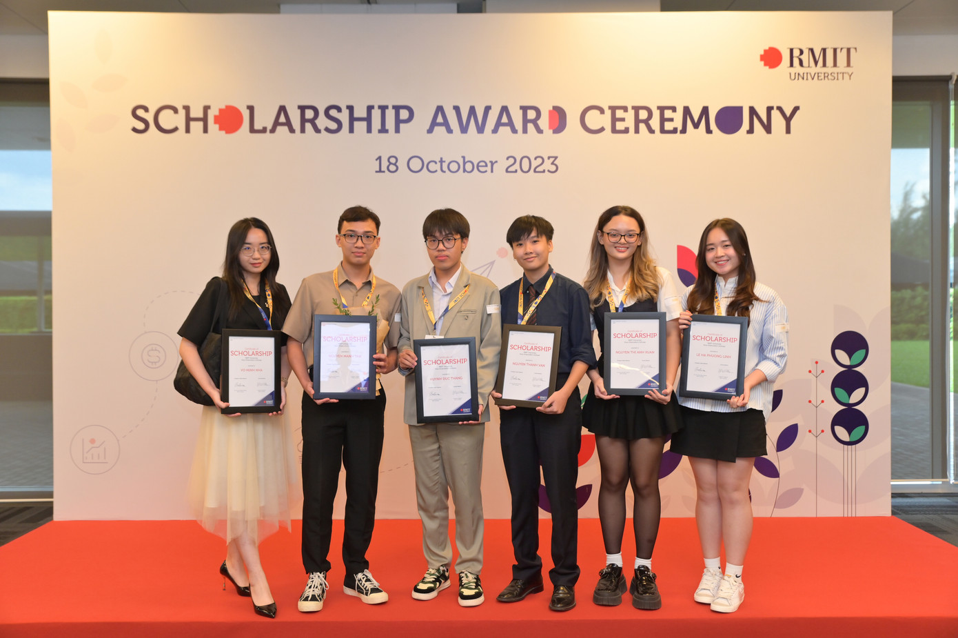 Võ Minh Nhã (ngoài cùng bên trái) tại Lễ Trao Học bổng RMIT vào tháng 10/2023. Võ Minh Nhã (ngoài cùng bên trái) tại Lễ Trao Học bổng RMIT vào tháng 10/2023.
