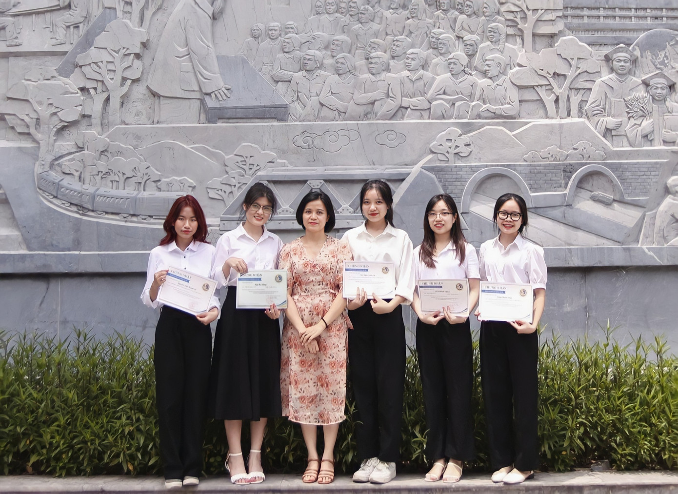 Hằng cùng các bạn sinh viên tham gia hoạt động Nghiên cứu khoa học. Hằng cùng các bạn sinh viên tham gia hoạt động Nghiên cứu khoa học.