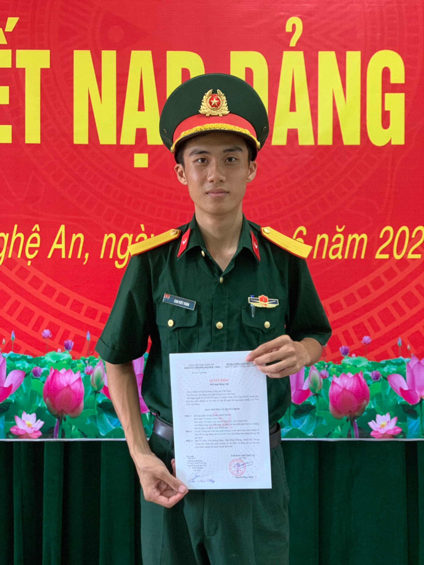 Viết Toàn đã trở thành Đảng viên Đảng Cộng sản Việt Nam.