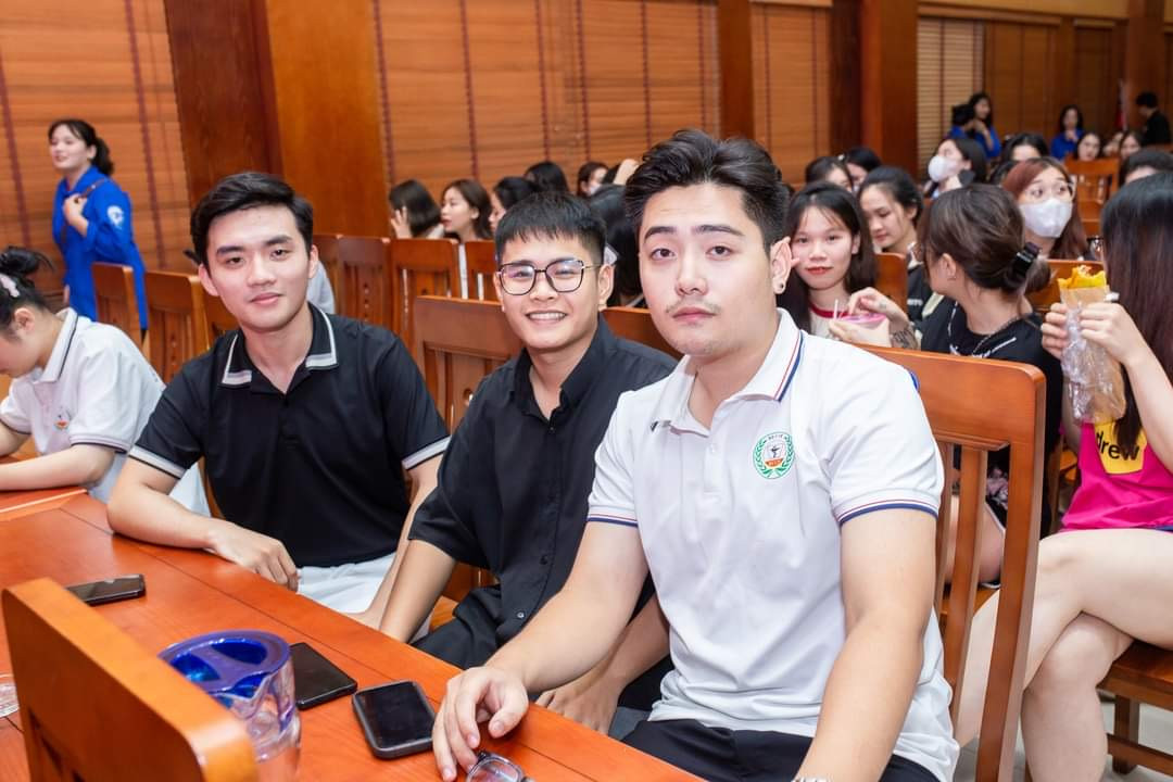 Tân (nam sinh áo đen, đeo kính) cho biết: "Tuổi trẻ, chẳng sợ gì, chỉ sợ mình không kịp rực rỡ, không đủ ghi dấu lại trong dòng chảy thời gian".