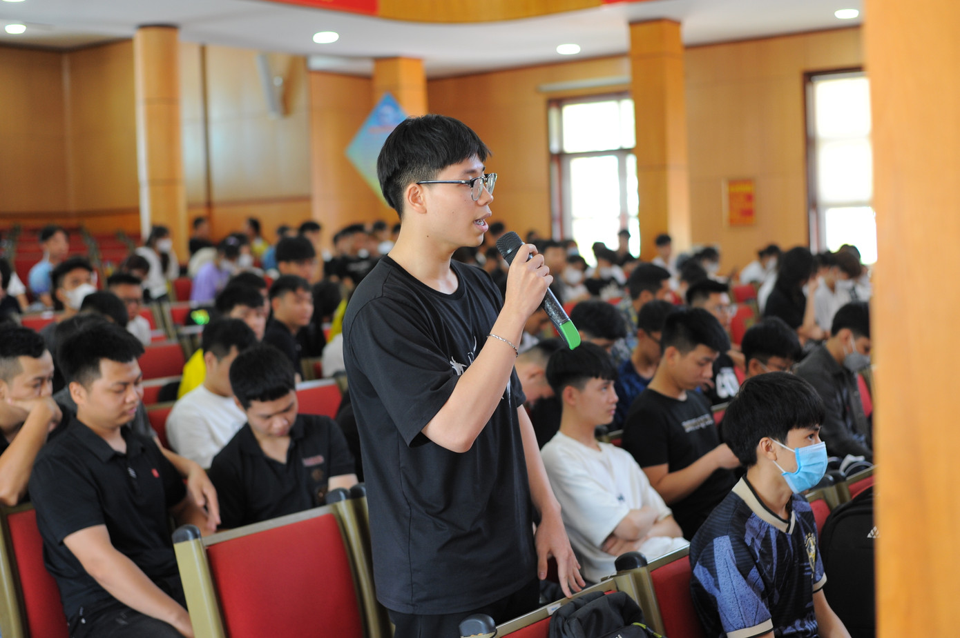 Nhiều bạn sinh viên hào hứng đặt câu hỏi với các diễn giả.