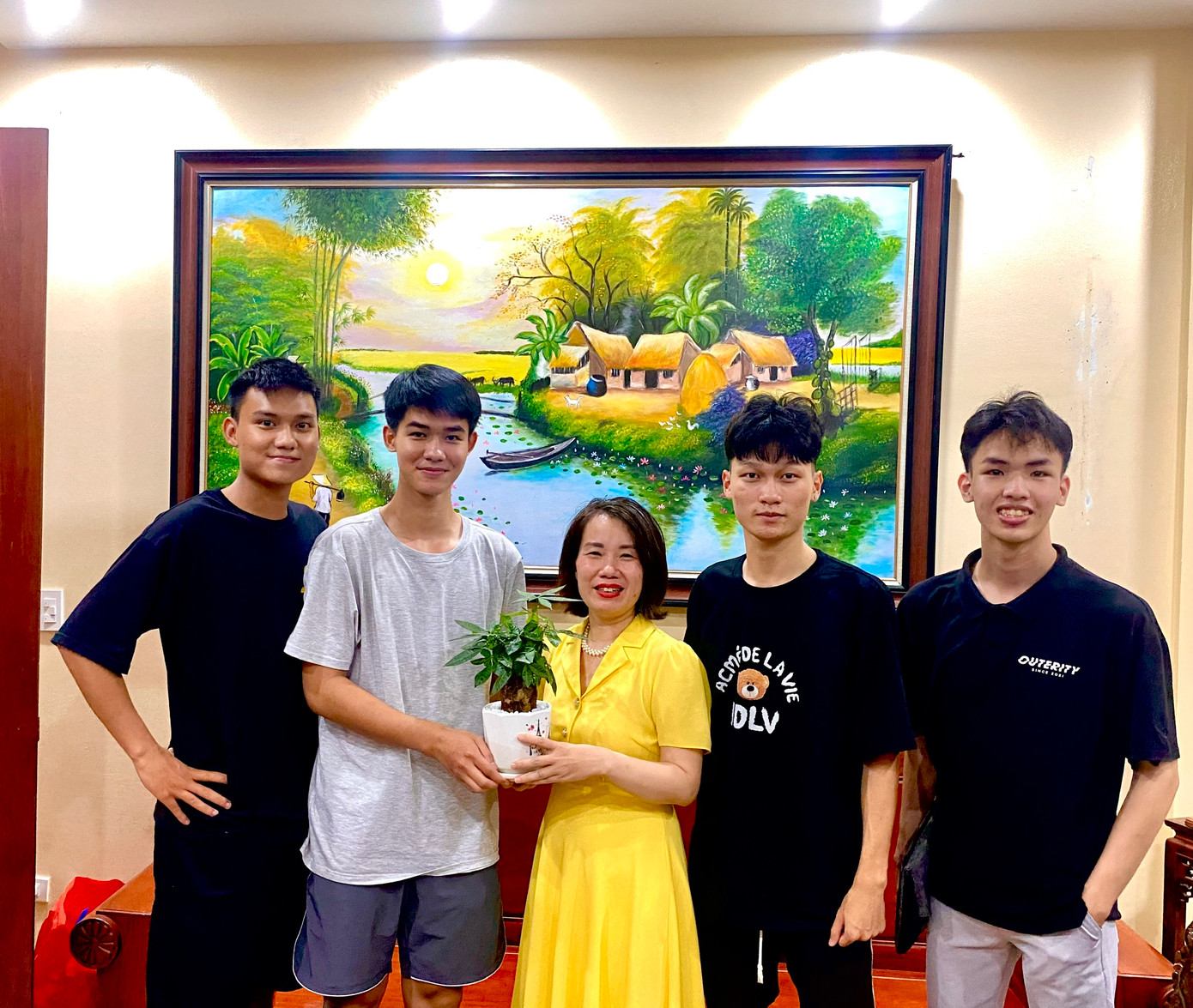 Tuấn cùng cô giáo và các bạn sinh viên. Tuấn cùng cô giáo và các bạn sinh viên.