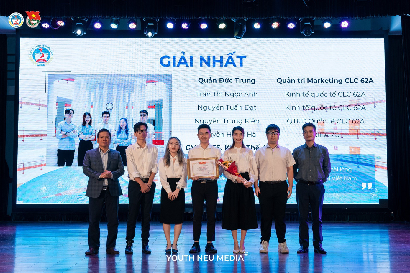 Ngọc Anh (đứng thứ 3 từ trái sang) chụp ảnh nhận giải Nhất cùng nhóm Nghiên cứu khoa học.