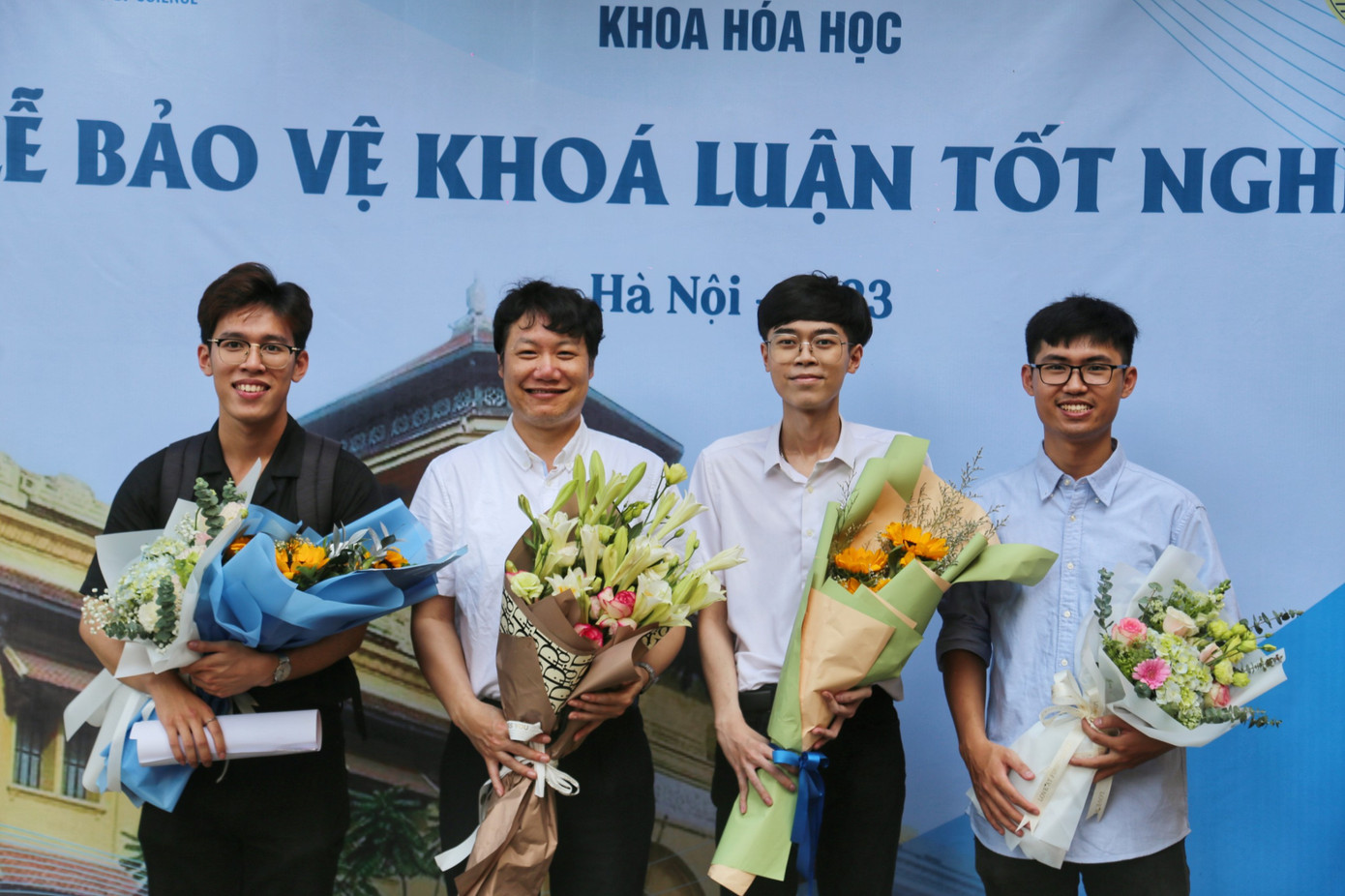 Hoàng Nhật (ngoài cùng bên trái) và GS.TS Nguyễn Tiến Thảo (thứ 2 từ trái sáng) và các bạn cùng nhóm tại buổi bảo vệ khóa luận tốt nghiệp.