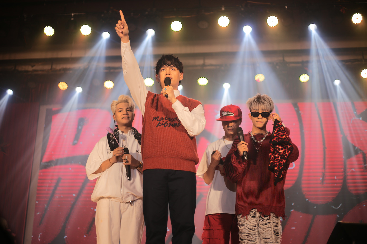 Sự xuất hiện bất ngờ của nam ca sĩ Nguyễn Trần Trung Quân đem đến cho mọi người những giây phút bùng nổ cảm xúc.