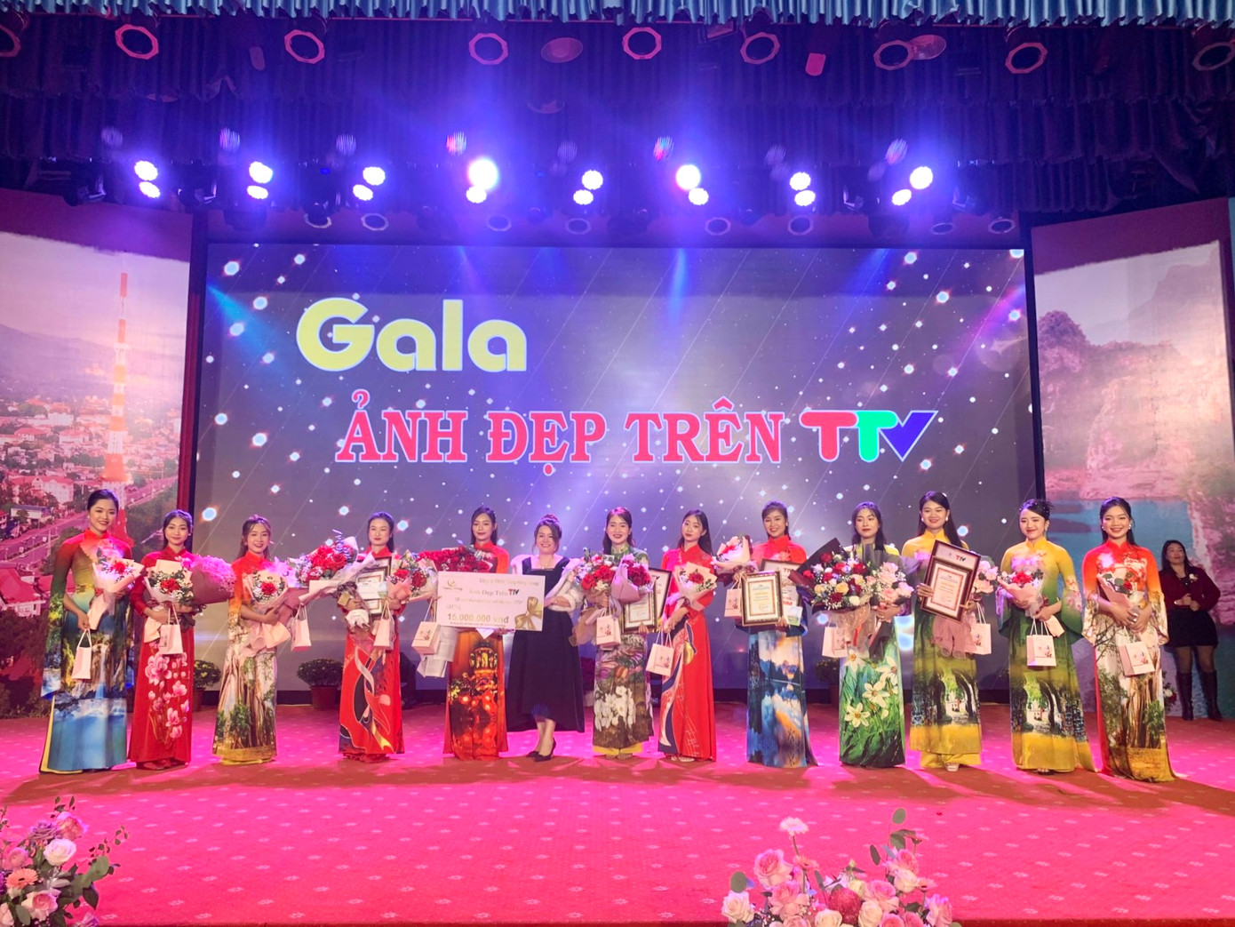 Nguyễn Thị Bình cùng các thí sinh và Nhà tài trợ trong đêm Gala Ảnh đẹp trên TTV. Nguyễn Thị Bình cùng các thí sinh và Nhà tài trợ trong đêm Gala Ảnh đẹp trên TTV.